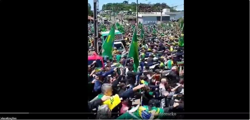 Bolsonaristas fazem saudação nazista em via bloqueada em Santa Catarina (vídeo)