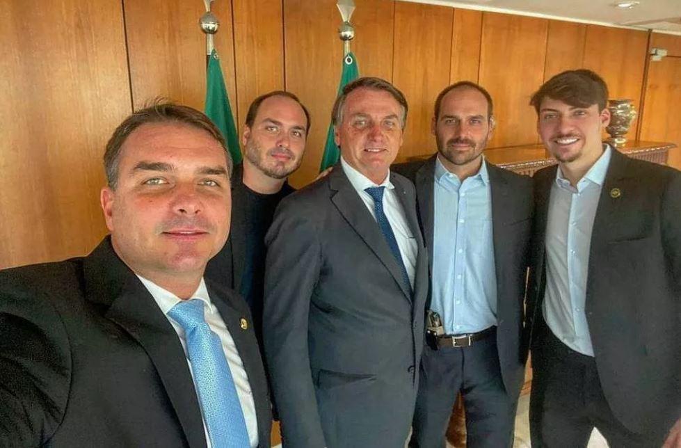 Brigas entre familiares no clã Bolsonaro abalaram campanha eleitoral para presidente