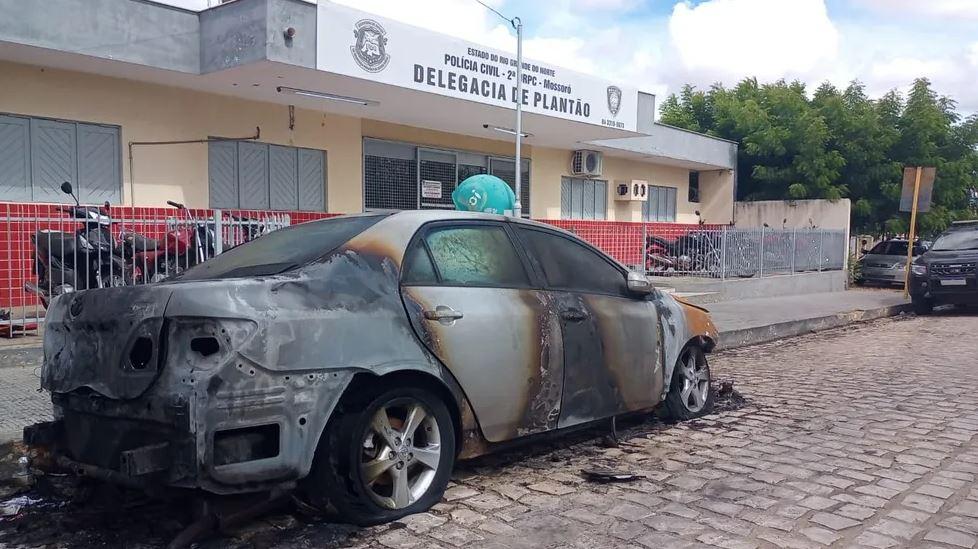 Carro apreendido e estacionado em frente à delegacia de Mossoró para passar por perícia é incendiado por criminosos