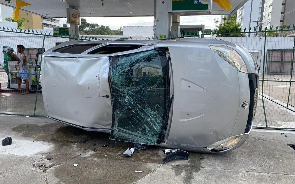 Carro capota após colisão na avenida Hermes da Fonseca em Natal