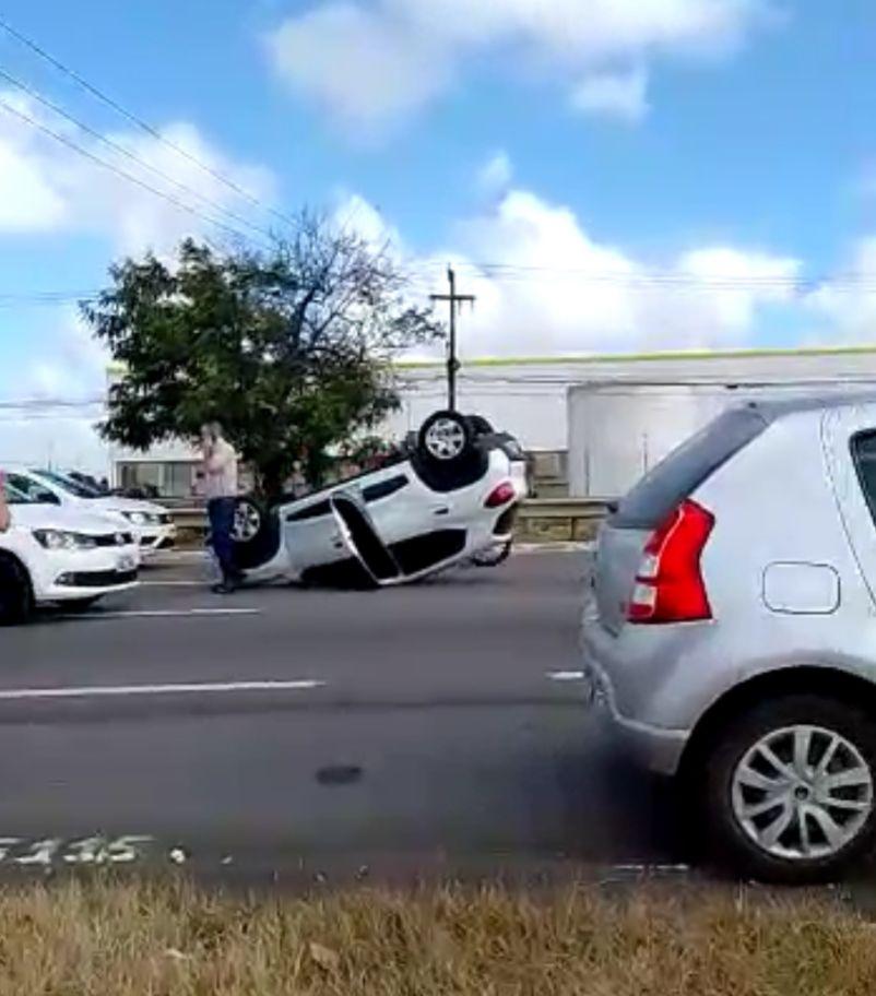 Carro capota e deixa trânsito lento na BR-101, sentido Natal