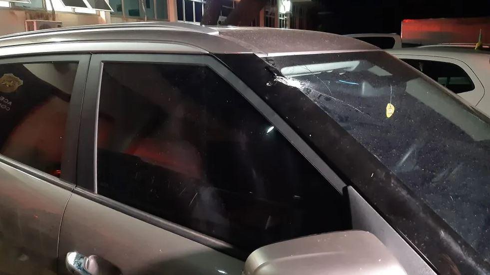 Carro com bebê de 2 meses é atingido por tiro durante confronto entre assaltantes e policial em Natal