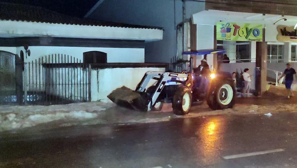 Cidades atingidas por chuva de granizo no Sul de MG começam trabalho de limpeza após ruas ficarem encobertas de gelo