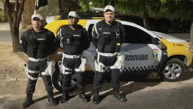 Criança de 2 anos que se afogou em piscina de casa é salva por PMs em Mossoró