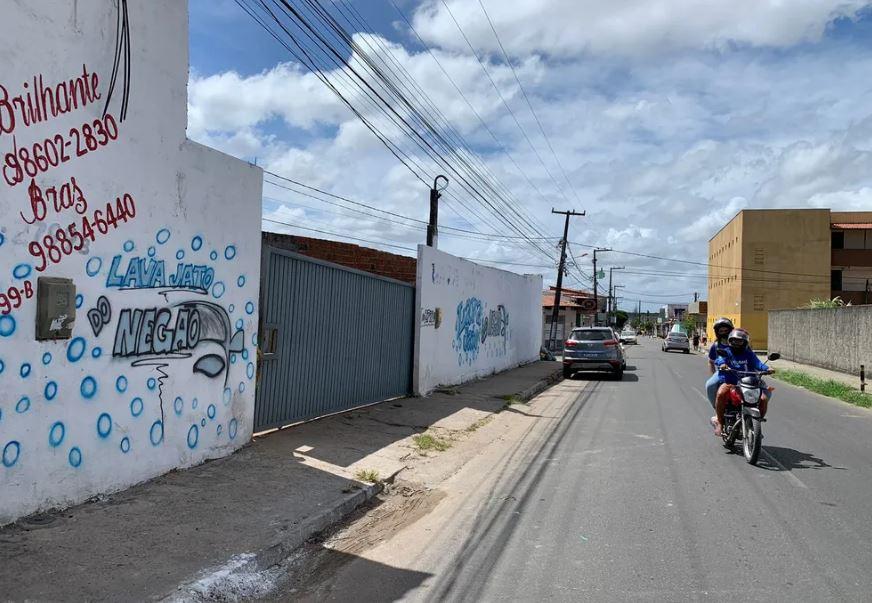 Homem morre atropelado pela própria mulher que manobrava carro em lava a jato na Zona Norte de Natal