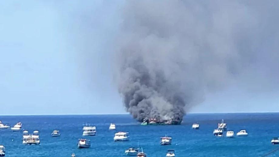 Incêndio atinge navio em Fernando de Noronha