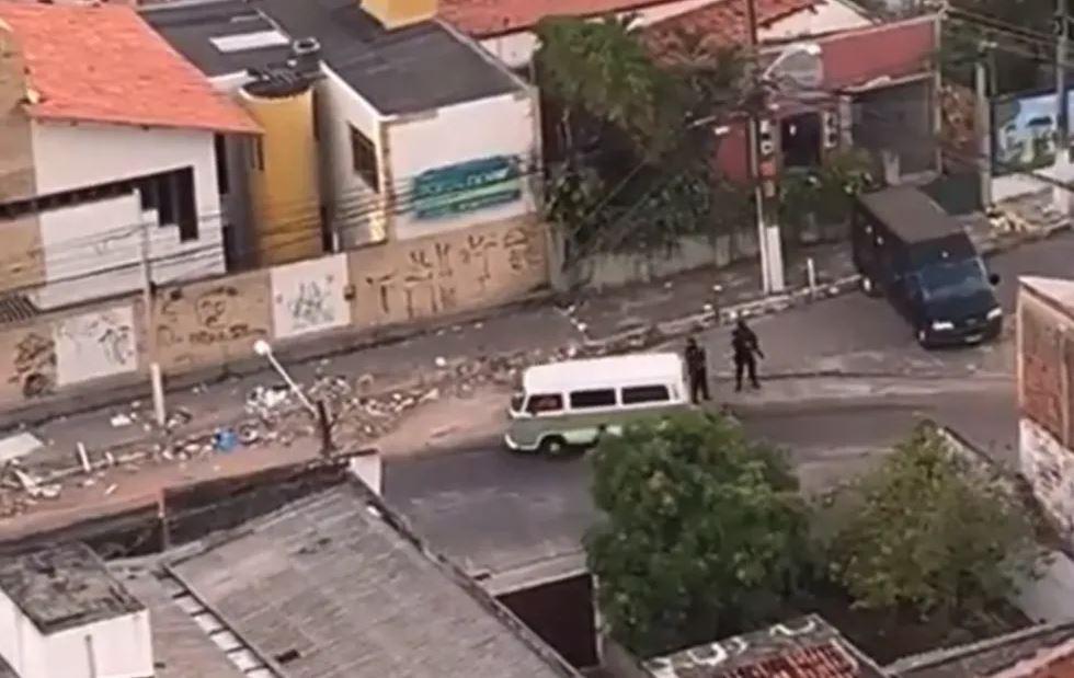 PF e forças de segurança do RN fazem operação contra grupo que comanda tráfico de drogas no bairro Mãe Luiza, em Natal