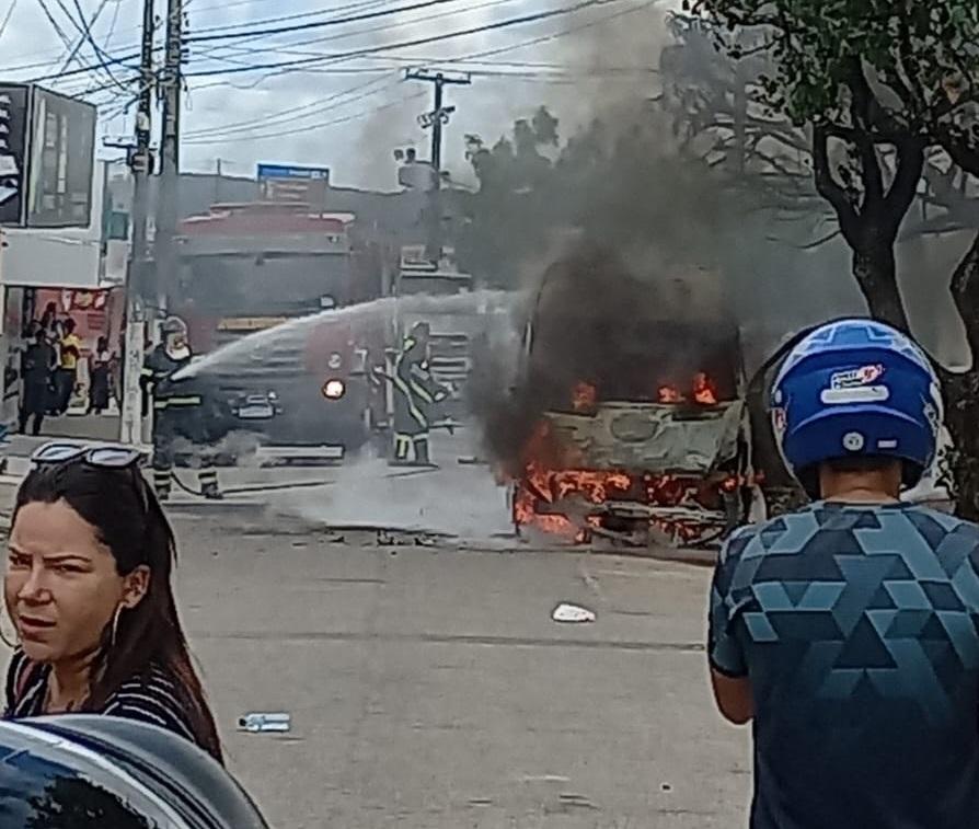 [Vídeo] Ambulância fica destruída após incêndio na zona Norte de Natal