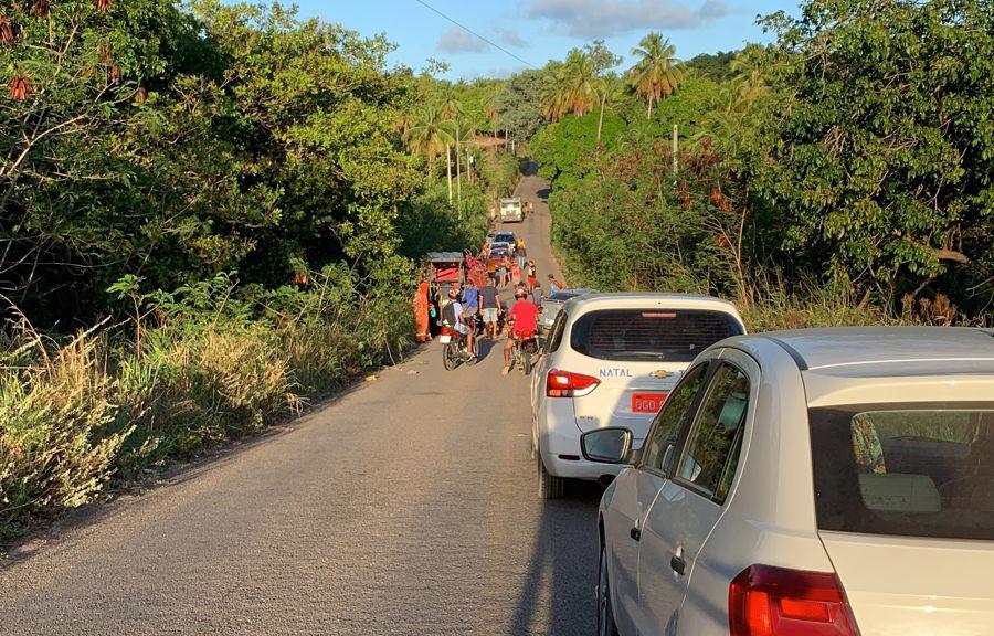 [VÍDEO] NÍSIA FLORESTA: CARRO COLIDE COM TRATOR NA LADEIRA DA BOA CICA