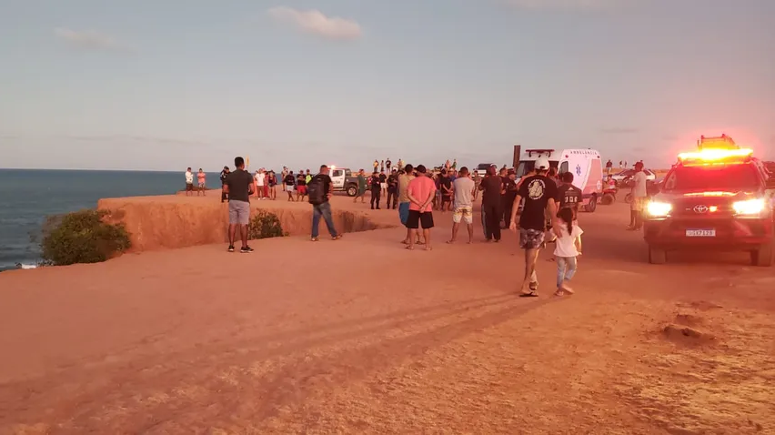 [VÍDEO] TURISTA MORRE APÓS CAIR DE FALÉSIA DURANTE PASSEIO DE QUADRICICLO NA PRAIA DE PIPA