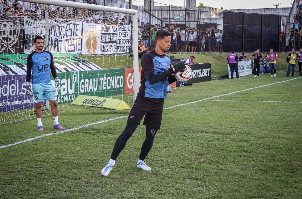 ABC oficializa permanência de Matheus Nogueira e contrata mais um goleiro