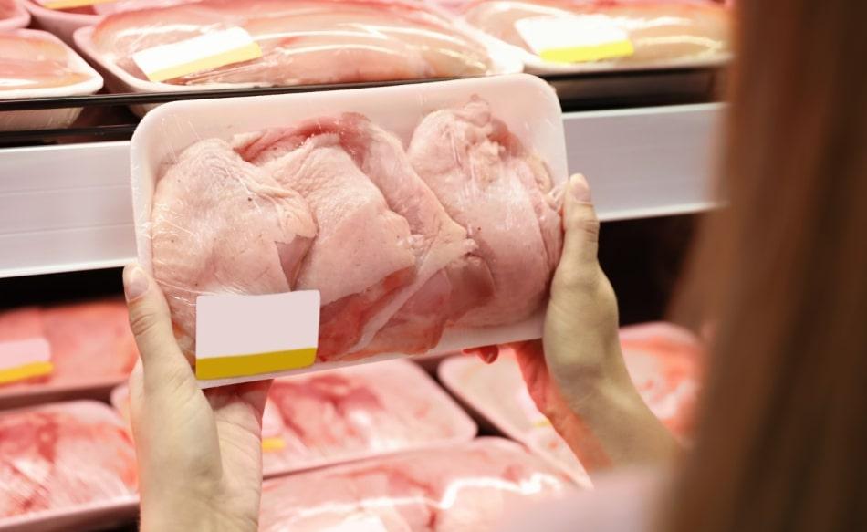 Atenção para forma correta de guardar frango na geladeira para evitar bactérias