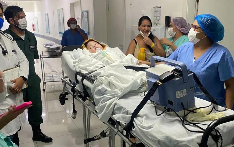 Bebê que precisa do remédio mais caro do mundo volta para casa, em MT, depois de 8 meses na UTI