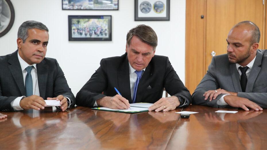 Bolsonaro manda suspender dinheiro do orçamento secreto
