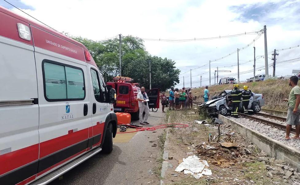Carro é atingido por trem em Natal e motorista fica ferido