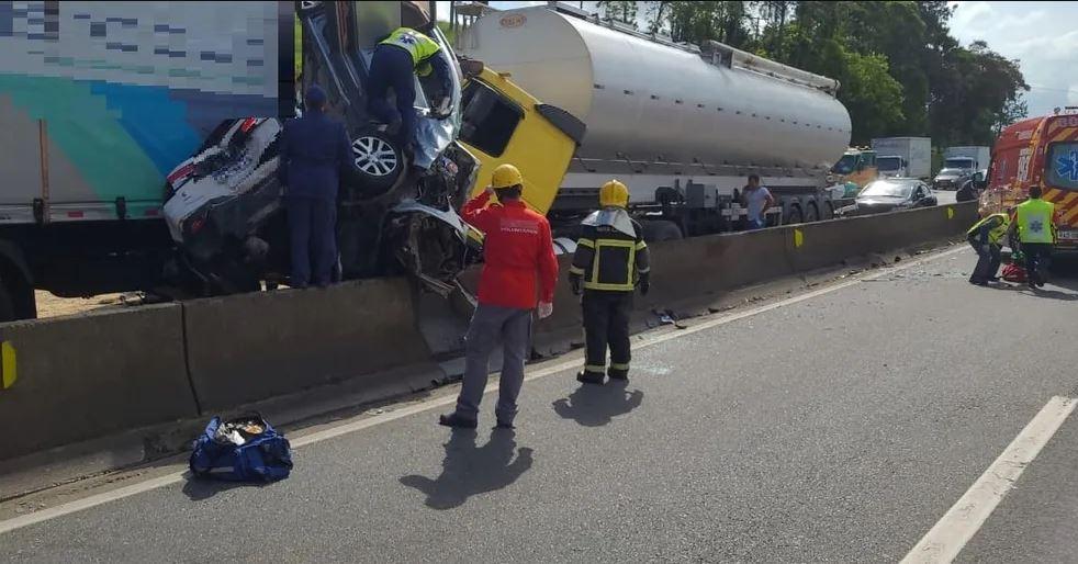 Carros são esmagados em acidente com duas mortes em rodovia de SC