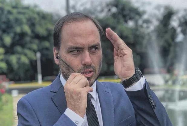 Com bolsonaristas na chuva, Carluxo embarca para os EUA