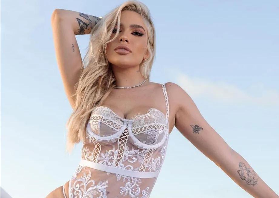 Eleita 'rainha da Farofa da Gkay', Karoline Lima arranca suspiros em ensaio de lingerie