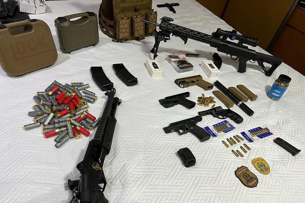 Empresário acusado de ameaçar senador Randolfe é preso pela PF armas e silenciador de fuzil