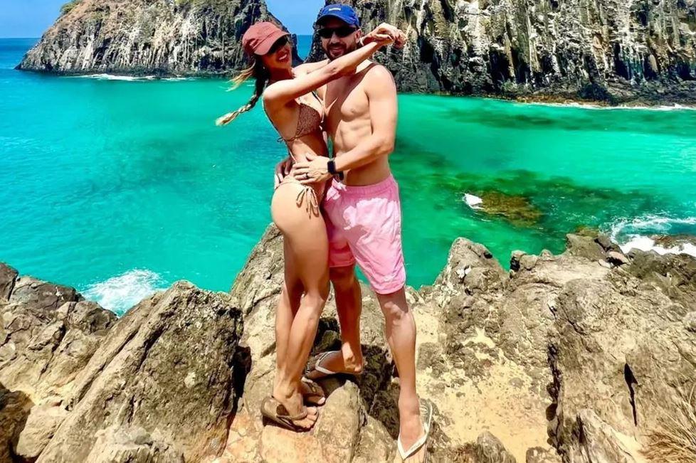 Esposa de Everton Ribeiro compartilha cliques românticos com jogador em Fernando de Noronha