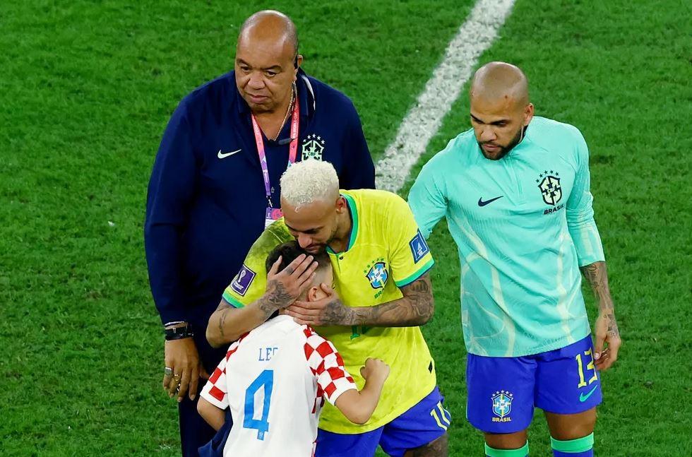 Filho de Perisic, da Croácia, consola Neymar após eliminação do Brasil