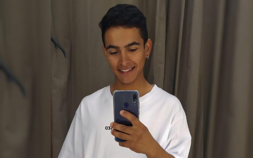 Jovem morre após levar choque enquanto instalava placas de energia solar no telhado de empresa