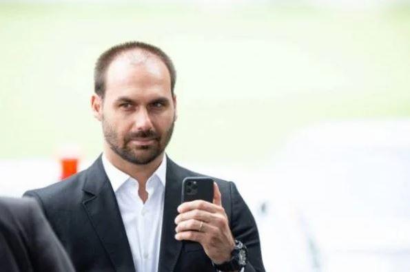 Justiça de SP proíbe Facebook de punir perfis de Eduardo Bolsonaro