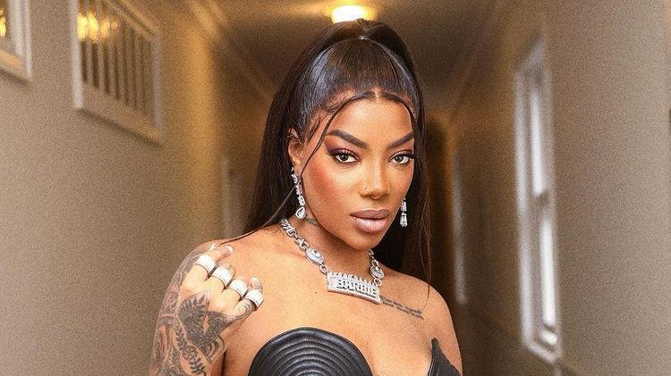 Ludmilla interrompe show após ser agredida: 'se ele não sair da festa, não volto pra cantar'