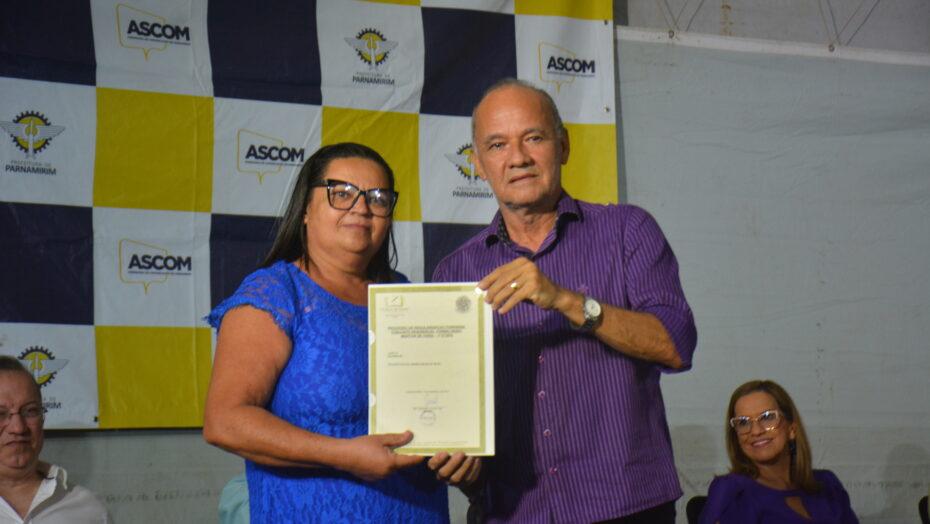 Mais de 100 famílias são beneficiadas com títulos de regularização fundiária