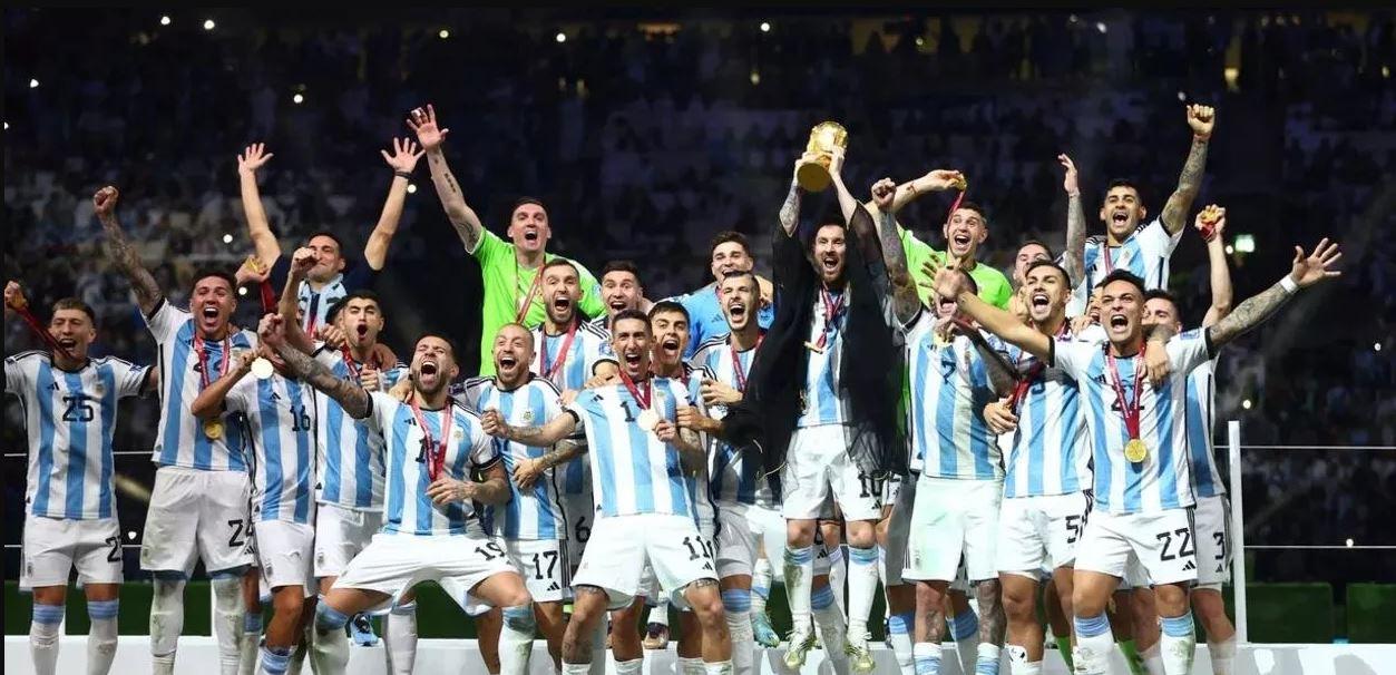 Messi levanta a taça e consagra a Argentina tricampeã do mundo