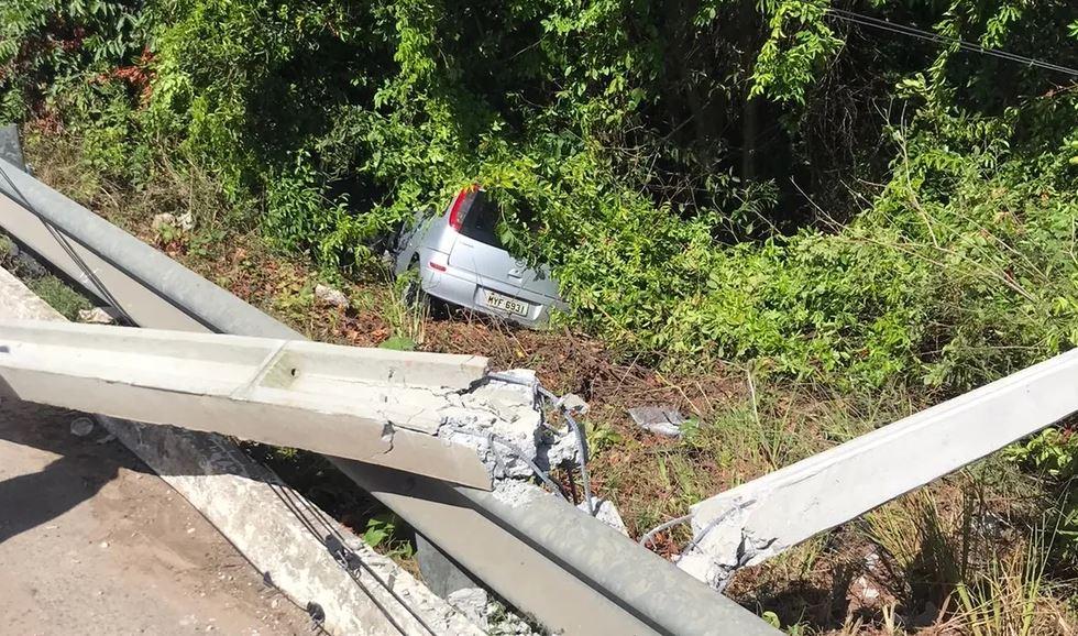 Motorista perde o controle do carro, derruba dois postes e sai da pista na BR-101 na Grande Natal