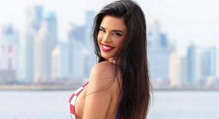 Musa da Copa do Catar, torcedora croata faz ensaio no deserto de Doha