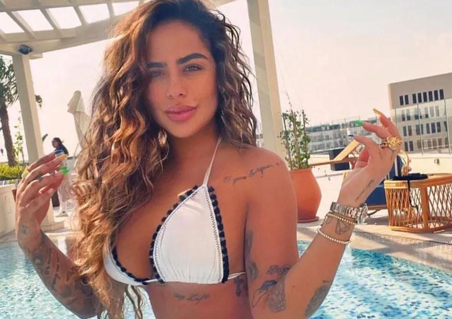 No Catar, Rafaella Santos aproveita piscina de hotel em véspera de jogo do Brasil