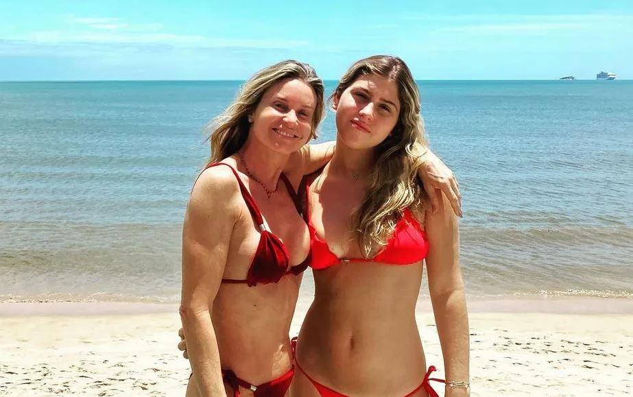 Paula Burlamaqui curte praia com filha de Amora Mautner: 