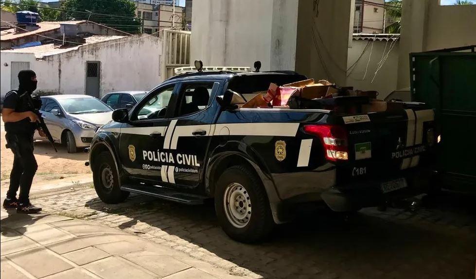 Polícia prende dois suspeitos com 20 quilos de maconha, cocaína e 500 garrafas de uísque irregulares em Natal