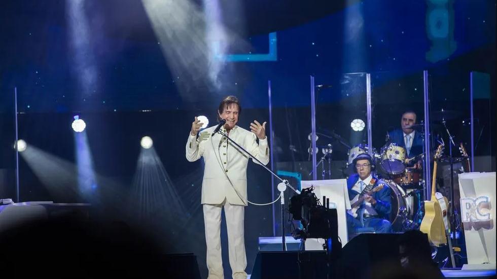 Roberto Carlos reúne artistas em especial de fim de ano e emociona com homenagem a Erasmo