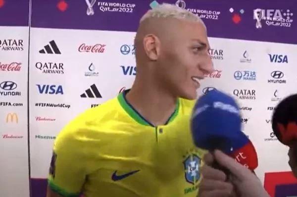 Vídeo. Defante desconcerta Richarlison com pergunta: “E a rolinha?”