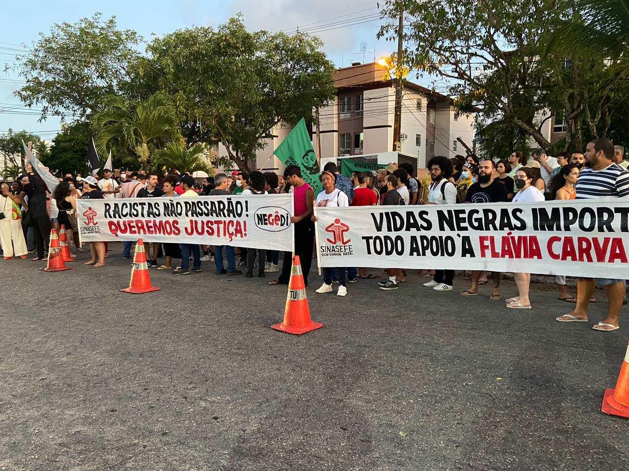 [ Vídeo] Manifestantes protestam contra racismo em frente ao prédio em que morava gerente de vendas, alvo de vizinhas