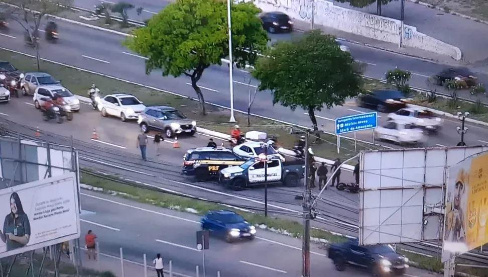 Carro e moto se envolvem em acidente e congestionamento se forma na BR-101 em Natal