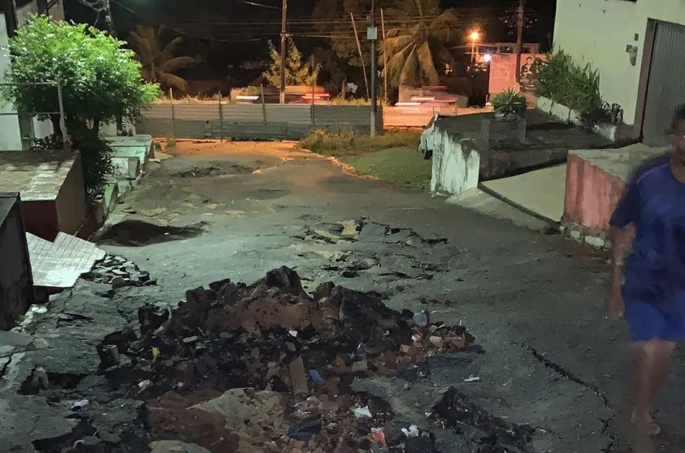 Chuva abre cratera em rua na Zona Oeste de Natal
