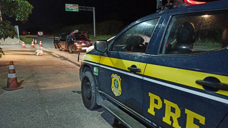 COM VEÍCULO ADULTERADO, ARMA FURTADA E MACONHA, HOMEM É PRESO PELA PRF EM SÃO JOSÉ DE MIPIBU