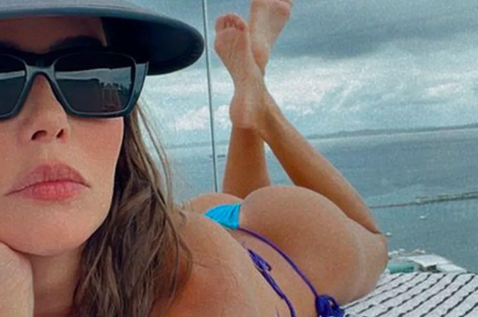Deborah Secco posa poderosa com biquíni fio dental em Salvador