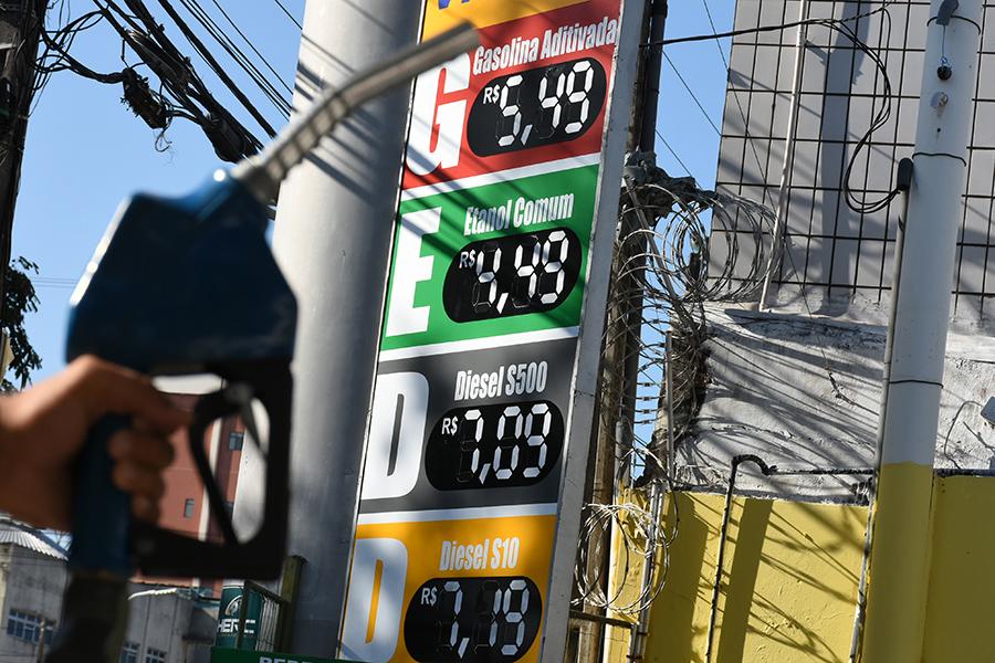 Defasagem da gasolina chega a 11% e do diesel a 4%, diz Abicom