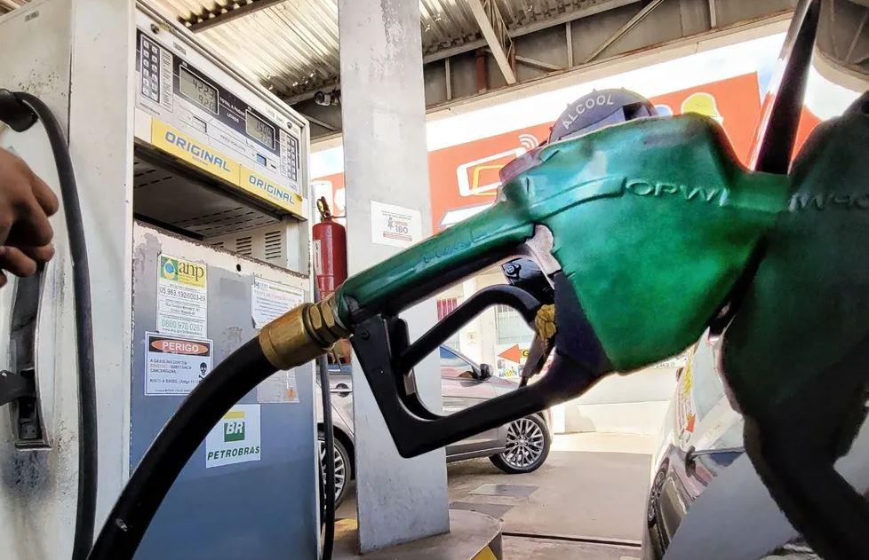 Em menos de 24 horas, postos de combustíveis aumentam e voltam a baixar preço da gasolina em Natal