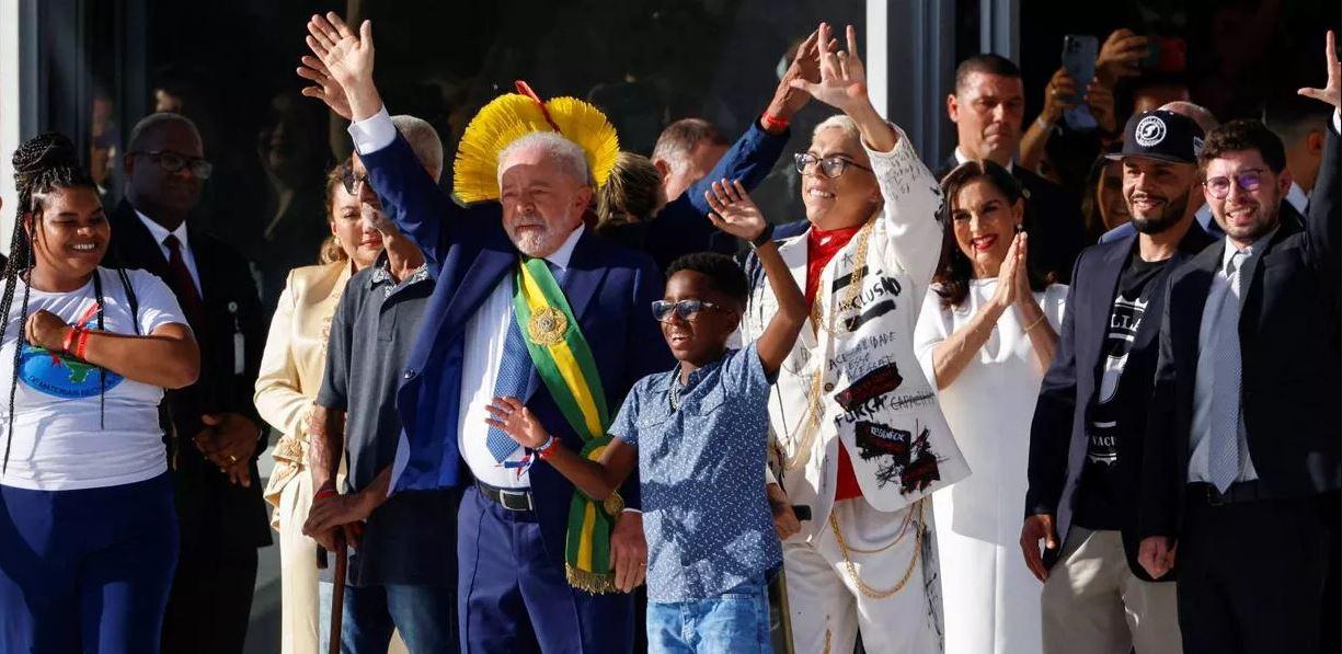 Histórico: Empossado na Presidência, Lula sobe a rampa do Palácio do Planalto e recebe a faixa das mãos do povo brasileiro