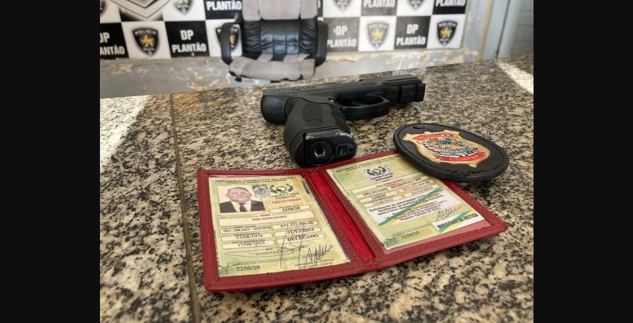 Homem é flagrado com documentos e distintivos falsos de delegado no interior do RN