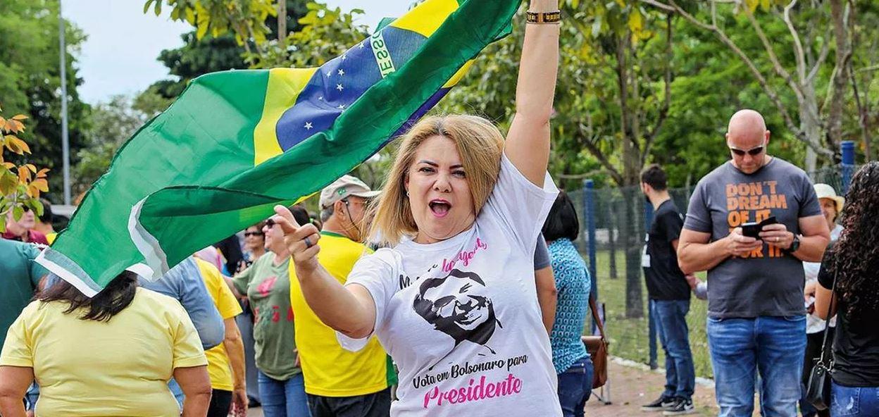 Investigada, ex-mulher de Bolsonaro muda para Noruega e vira colaboradora em creche
