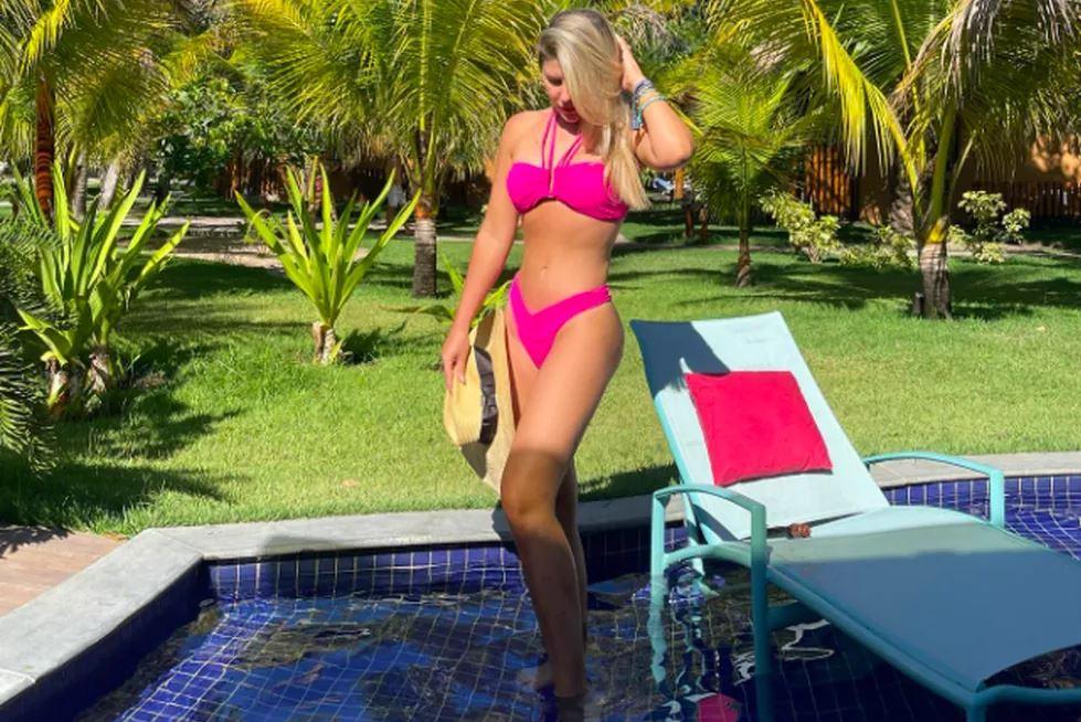 Íris Stefanelli mostra boa forma em piscina e arranca elogios nas redes