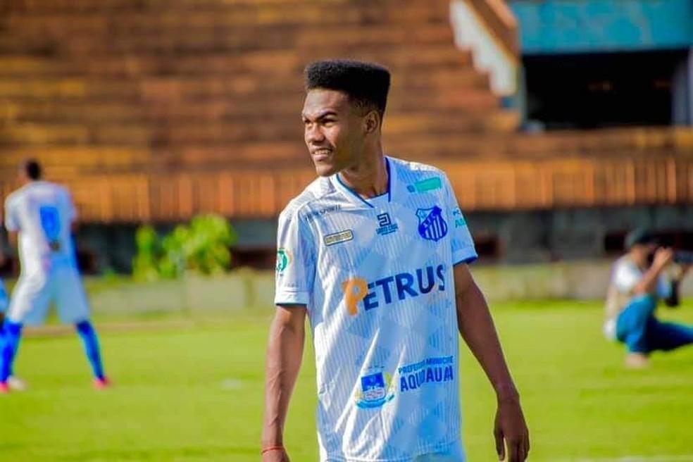 Jogador de 21 anos morre em hospital após passar mal durante partida de futebol