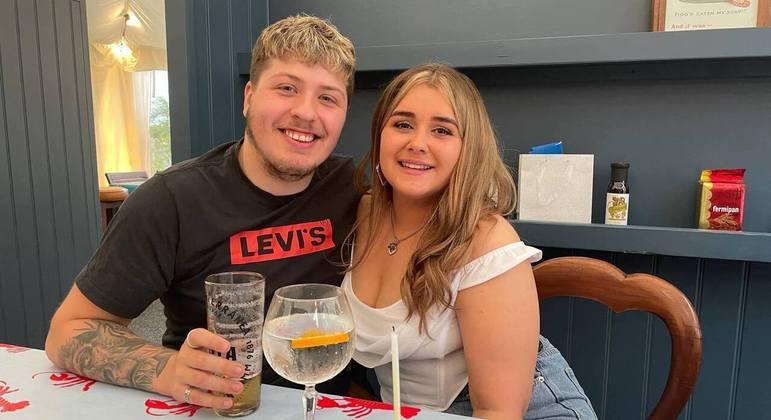 Jovem alérgica morre quatro dias depois de ficar noiva ao usar colher errada para mexer chá